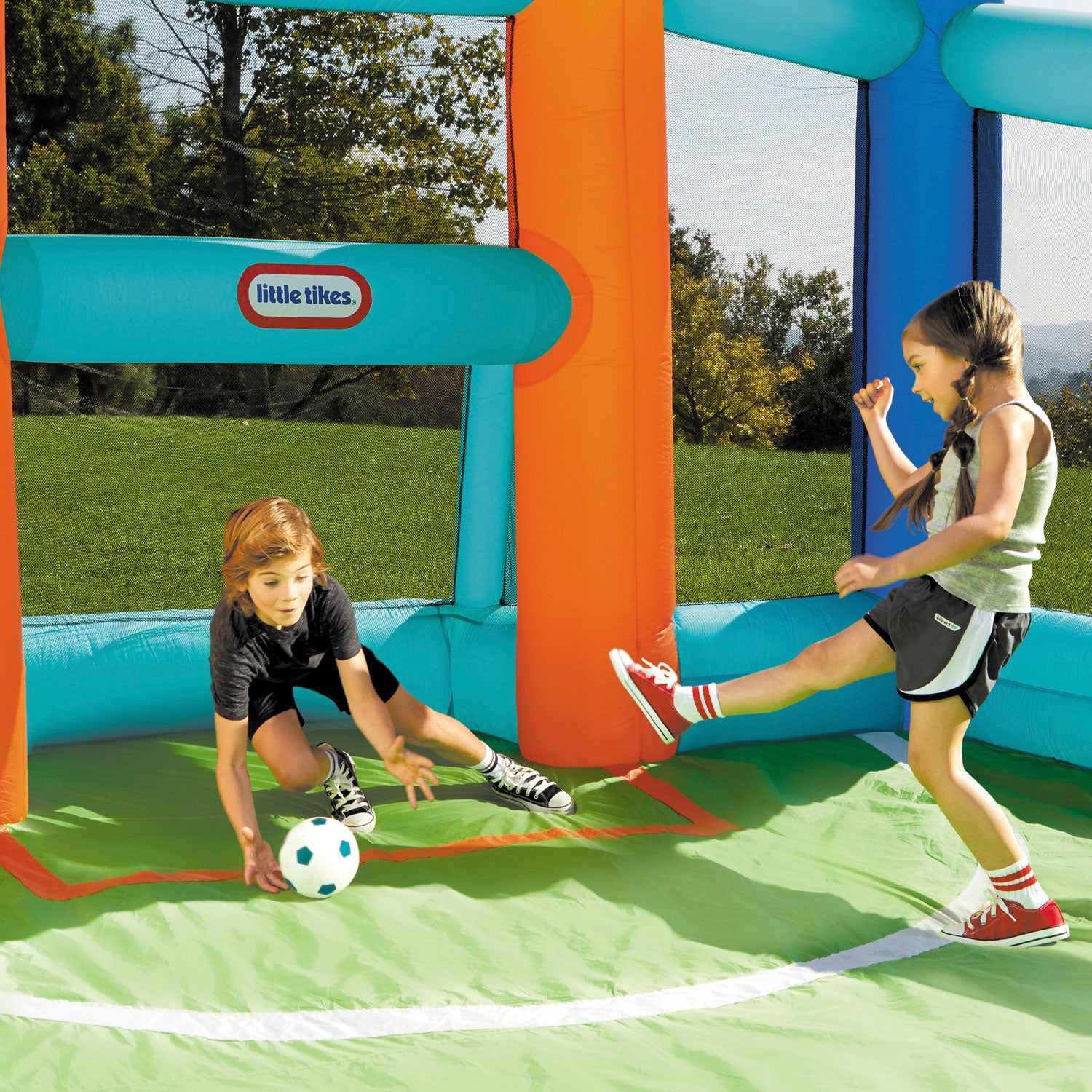 Little Tikes Huge Backyard Soccer & Basketball Court - Image 3