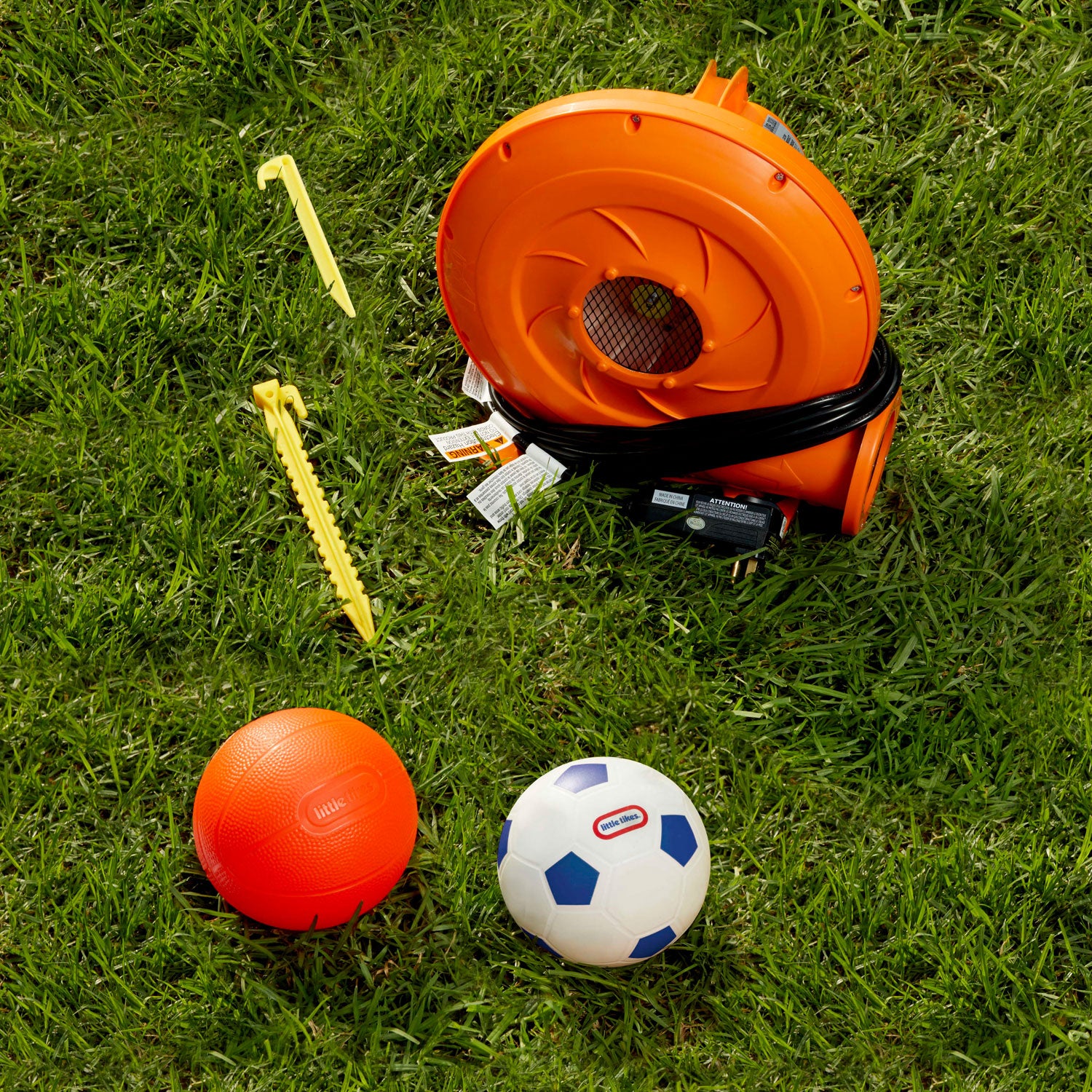 Little Tikes Huge Backyard Soccer & Basketball Court - Image 5