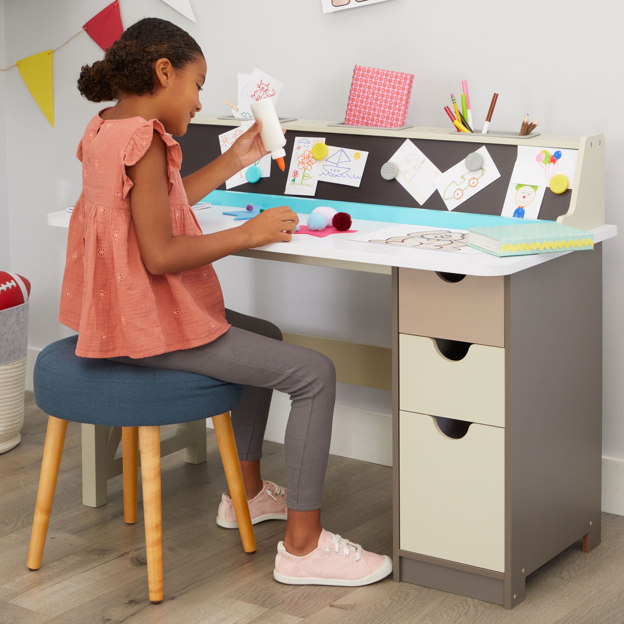 Little Tikes 2-in-1 Chalkboard Desk - Image 4